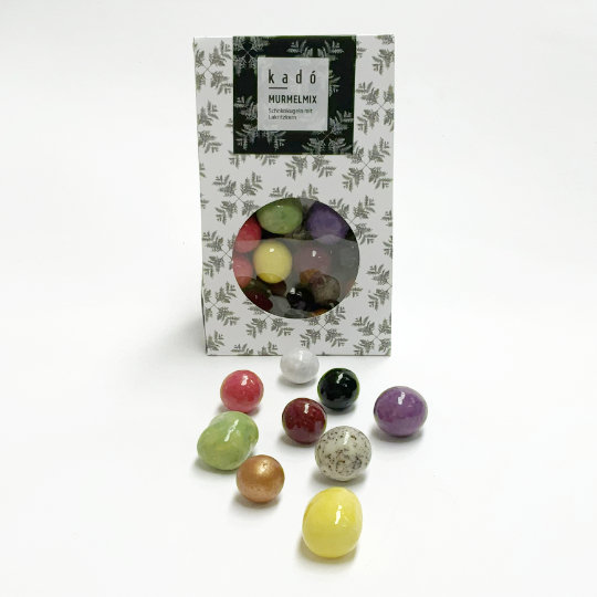 Mix of choc-liquorice-marbles in a kadó design bag