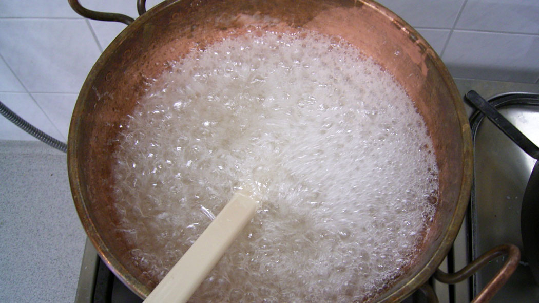 Als erstes wird die Zuckermasse gekocht - mit einer ganz bestimmten Temperatur und für eine bestimmte Zeit.