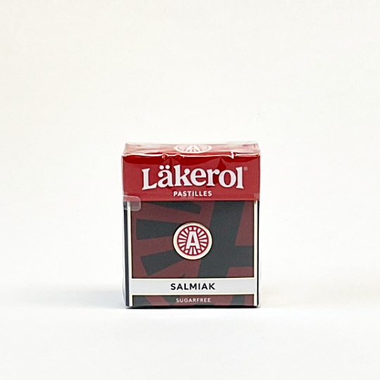 Feste Lakritzpastillen mit Salmiaksalz mit Zuckerersatzstoff in der Schachtel, schwedisch