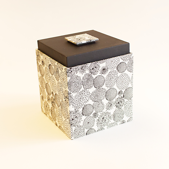 Jewelery box in Japanese design, handmade by the Berlin workshop for the blind. Choose your 250g liquorice mix: sweet, salty o