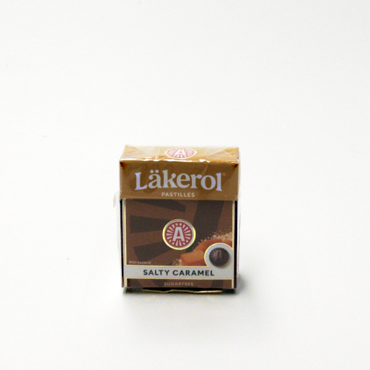 Feste Lakritzpastillen mit Karamel gesüßt mit Zuckerersatzstoff in der Schachtel, schwedisch