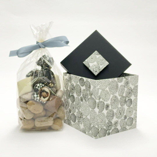 Köstliche Schoko-Lakritzen, Trüffel, Pralinen und Lakritzmarzipan in der Schmuckschachtel