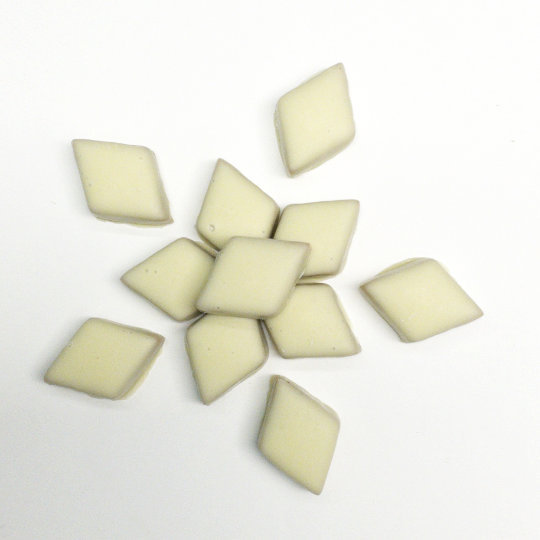 Elf feine Lakritzmarzipanpralinen umhüllt von weißer Schokolade, handgefertigt.