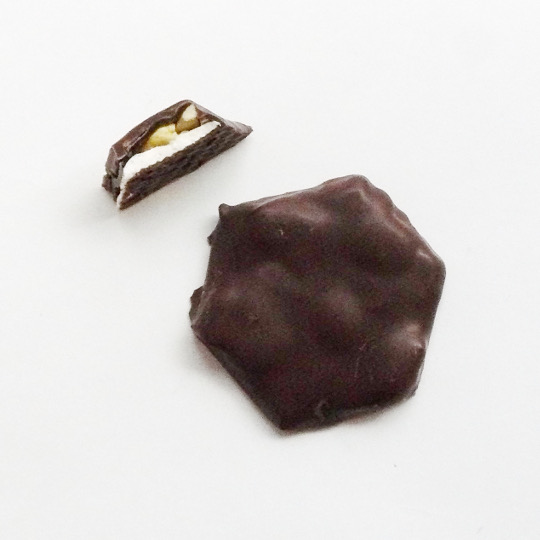 Lakritznougat mit Erdnüssen Lakritznougat mit Erdnüssen