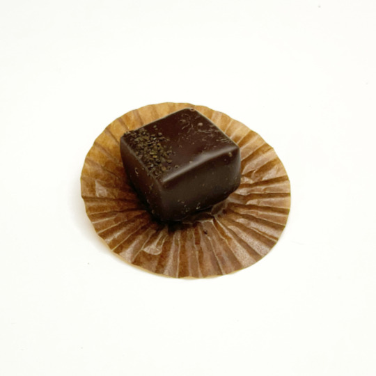 Handgemachte Lakritzpraline mit dunkler Schokolade & Salzkaramel aus kleiner, feiner Confiserie in Stockholm
