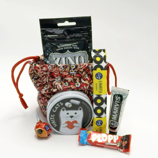 Hand-sewn liquorice bag filled with 6 sweet, delicious liquorice varieties: Liquorice chewing gum, lolly, tin of liquorice cha