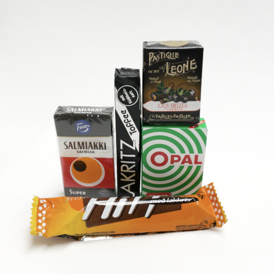 Five selected sweet and mild liquorice greetings from Europe at a taster price, which kadó choose for you (the photo is an exa