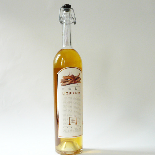 Flasche Lakritzgrappa mit Süßholz und 40% Alkohol, italienisch