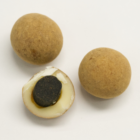 Lakritzkern umhüllt in Milchschokolade und Salmiakstaub, schwedisch