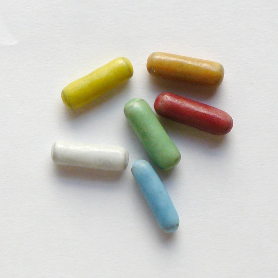 Süß buntdragierte Lakritzstäbchen, deutsch