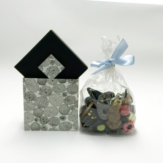 Jewelery box in Japanese design, handmade by the Berlin workshop for the blind. Choose your 250g liquorice mix: sweet, salty o