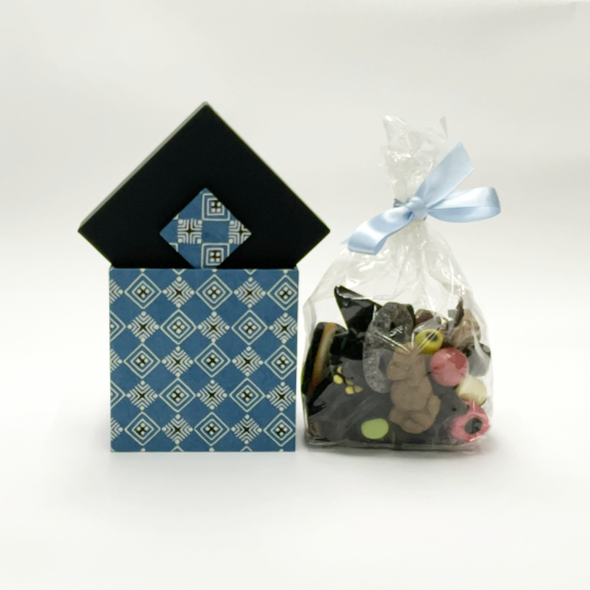 Jewelery box in Japanese design, handmade by the Berlin workshop for the blind. Choose your 250g liquorice mix: sweet, salty o