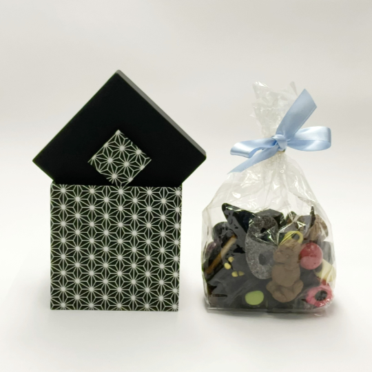 Jewelery box in Japanese design, handmade by the Berlin workshop for the blind. Choose your 250g liquorice mix: sweet, salty o