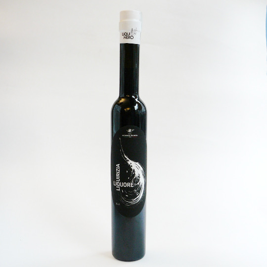 Flasche schwarzer Lakritzlikör aus Italien mit 21% Alkohol