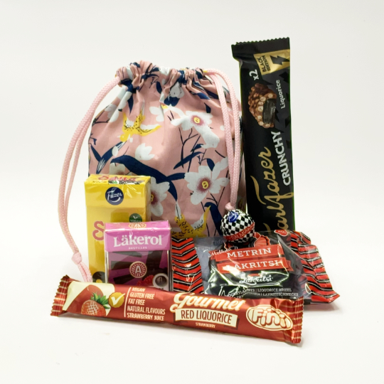 Hand-sewn liquorice bag filled with 6 sweet and delicious liquorice variations:Crunchy liquorice chocolate bar, strawberry sti