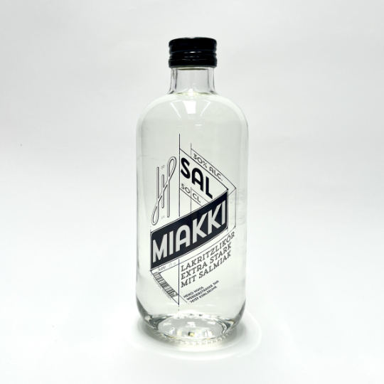 Flasche mit klarem kräftigen Salmiakschnaps, finnisch