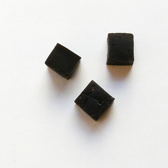 Mild liquorice cubes  with gum arabic and natural flavour, french